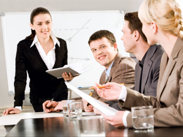 Ular uni kotarib, mast qilib, sikishdi.